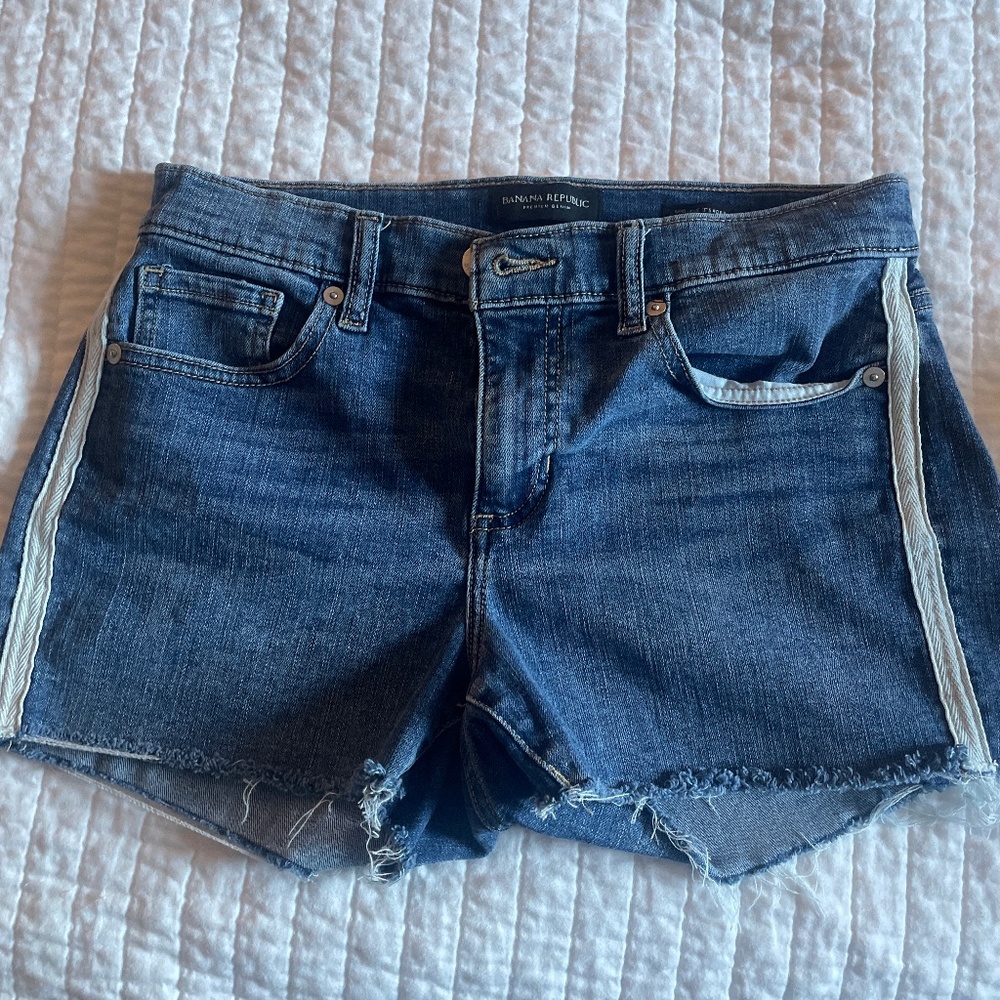 3” Mid Rise Banana Republic Shorts. Size 26